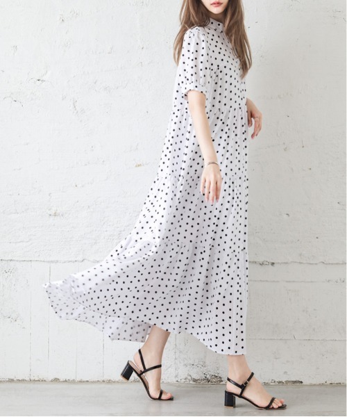 SUGAR BISKET（シュガービスケット）の「パフ袖ティアードワンピース（ワンピース・レディース・ブラック/ブルーグレー/ホワイト系その他/ブラック系その他・M/L）」の5枚目の写真