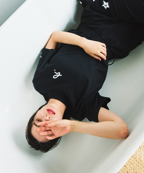 agnes b.(アニエスベー)の「<好評につき追加決定!> 【agnes b.×NERGY】 UV ロゴTシャツ(Tシャツ/カットソー・レディース・ベージュ/ホワイト/ブラック/レッド・L/M)」の5枚目の写真