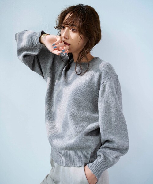 OPAQUE.CLIP（オペークドットクリップ）の「◆ミドルゲージクルーネックニット ≪Filivivi/フィルビビ≫【洗える】（ニット/セーター・レディース・レッド系1/グレー/ホワイト系/ライトブルー・40/38/36）」の2枚目の写真