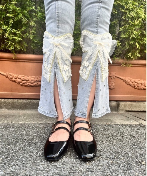 MORE self LOVE（モアセルフラブ）の「ビッグリボンストーンデニム（デニムパンツ・レディース・ライトブルー・FREE）」の2枚目の写真