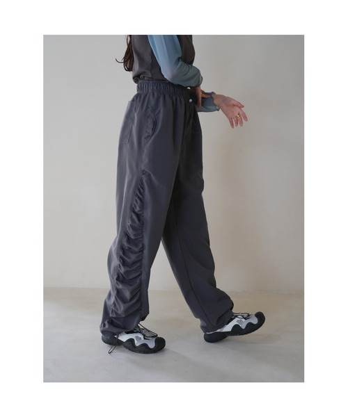Uenui ウエストフリルレイヤードパンツ　チャコール Uenui（ウニュイ）の「サイドフリル ナイロン パンツ ワイド