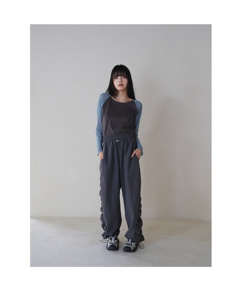 Uenui ウエストフリルレイヤードパンツ　チャコール Uenui（ウニュイ）の「サイドフリル ナイロン パンツ ワイド
