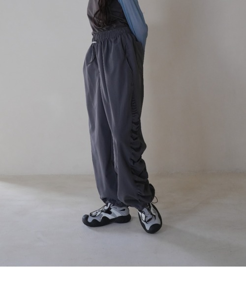 Uenui（ウニュイ）の「サイドフリル ナイロン パンツ ワイドパンツ イージーパンツ（その他パンツ・レディース・ブラック/グレー・FREE）」の6枚目の写真