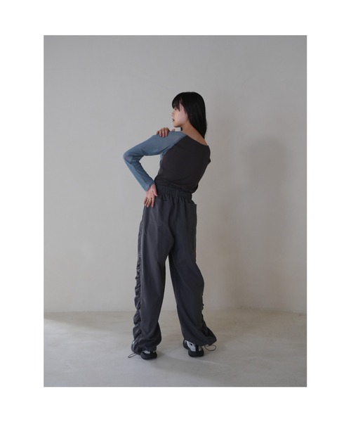 Uenui（ウニュイ）の「サイドフリル ナイロン パンツ ワイド