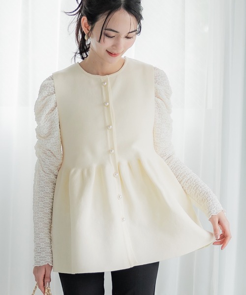 coca（coca）（コカ）の「パール釦スポンディッシュニットペプラムベスト（ベスト・レディース・アイボリー/ブラック/ネイビー・M/L）」の2枚目の写真