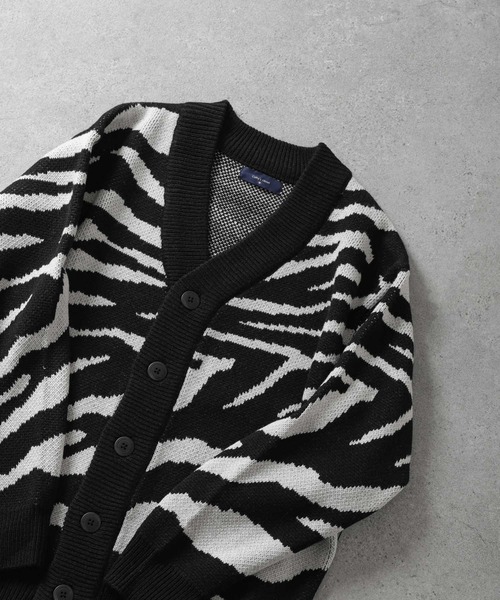 ZIP FIVE（ジップファイブ）の「【CATHYS CLOSET】 オーバーサイズ ゼブラ 春ニット カーディガン / zebra knit cardigan（カーディガン/ボレロ・メンズ・ブラック×ホワイト/ブラック系/ホワイト×ブルー・MEDIUM/LARGE）」の4枚目の写真