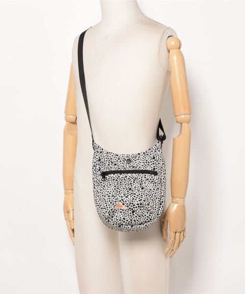 KELTY（ケルティ）の「500mlペットボトルが入る【KELTY】ハーフラウンドショルダーバッグ/MINI CURVE SHOULDER（ショルダーバッグ・レディース・ネイビー/マスタード/その他1/その他2/その他3/モカ/ブラック/グレー系その他/ブラウン系その他/オリーブ/タン/レオパード/セージグリーン/その他4・FREE）」の17枚目の写真