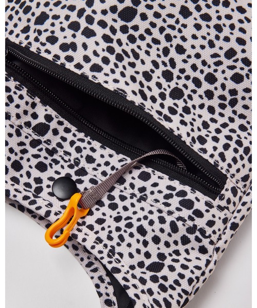 KELTY（ケルティ）の「500mlペットボトルが入る【KELTY】ハーフラウンドショルダーバッグ/MINI CURVE SHOULDER（ショルダーバッグ・レディース・ネイビー/マスタード/その他1/その他2/その他3/モカ/ブラック/グレー系その他/ブラウン系その他/オリーブ/タン/レオパード/セージグリーン/その他4・FREE）」の19枚目の写真