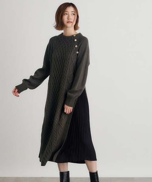 grove（グローブ）の「◆ケーブルサイドプリーツニットワンピース（ワンピース・レディース・チャコールグレー/ナチュラル/ネイビー/ボルドー・02/03/01/04/05）」の2枚目の写真