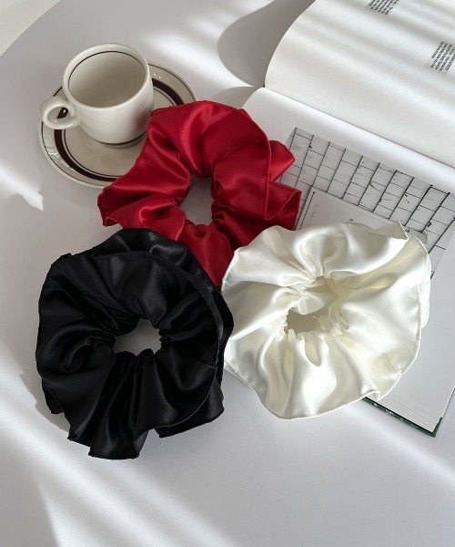 セール】サテン ボリューム フリル シュシュ（シュシュ）｜CEMONEMO