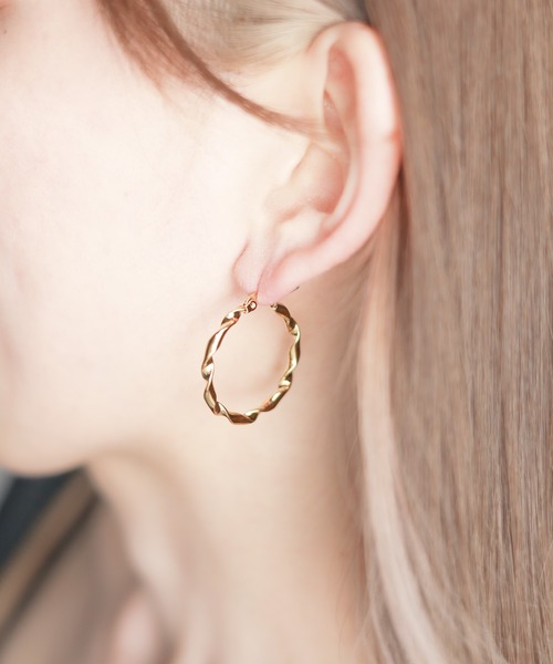 ARCHIVER（アーカイバ）の「Stainless Twist Ring Pierce 30mm-ツイストリング ピアス（ピアス（両耳用）・レディース・シルバー/ブラック/ゴールド・FREE）」の3枚目の写真