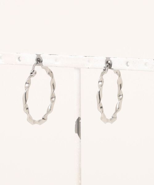 ARCHIVER（アーカイバ）の「Stainless Twist Ring Pierce 30mm-ツイストリング ピアス（ピアス（両耳用）・レディース・シルバー/ブラック/ゴールド・FREE）」の9枚目の写真