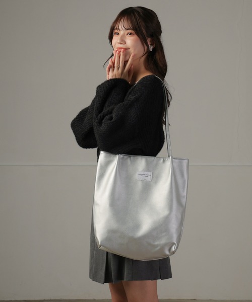 ALTROSE(アルトローズ)の「ワッペン A4 トートバッグ シード(トートバッグ・レディース・シルバー/チャコールグレー/グレー/ブラック・FREE)」の12枚目の写真