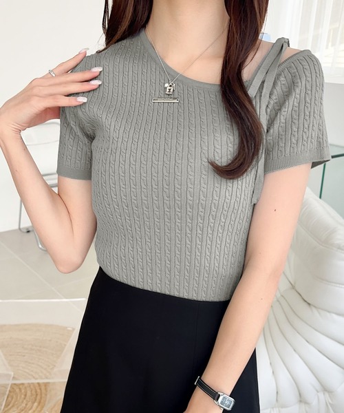 mily bilet(ミウィビレット)の「【mily bilet】高見えデザイン。ロゴプレート付き肩リボンケーブル柄サマーニット(半袖)(Tシャツ/カットソー・レディース・ブラック/アイボリー/グレー/ブルー/チョコ・X-LARGE/SMALL/MEDIUM/LARGE)」の4枚目の写真
