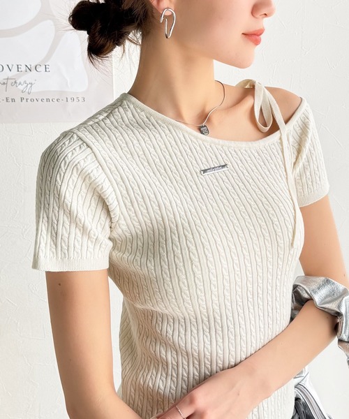 mily bilet(ミウィビレット)の「【mily bilet】高見えデザイン。ロゴプレート付き肩リボンケーブル柄サマーニット(半袖)(Tシャツ/カットソー・レディース・ブラック/アイボリー/グレー/ブルー/チョコ・X-LARGE/SMALL/MEDIUM/LARGE)」の2枚目の写真