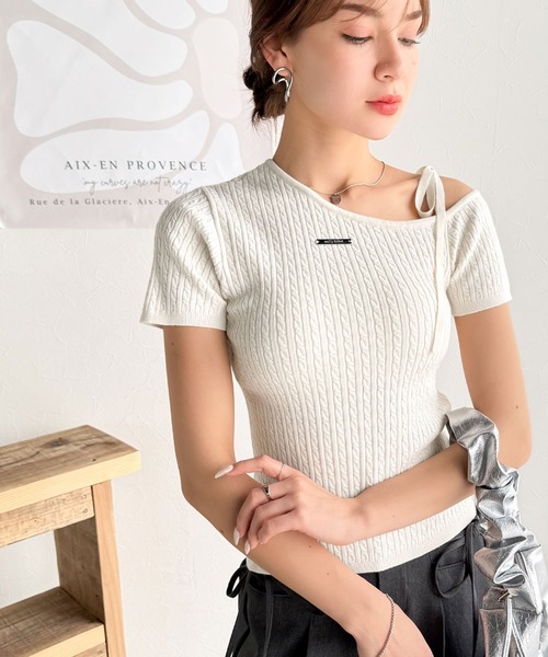 mily bilet(ミウィビレット)の「【mily bilet】高見えデザイン。ロゴプレート付き肩リボンケーブル柄サマーニット(半袖)(Tシャツ/カットソー・レディース・ブラック/アイボリー/グレー/ブルー/チョコ・X-LARGE/SMALL/MEDIUM/LARGE)」の6枚目の写真