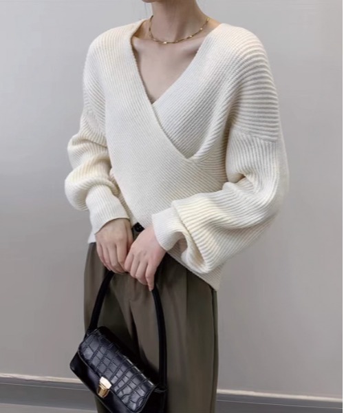 by LEGNA(バイレグナ)の「クロスさせるデザインが大人っぽい。カシュクールリブニットセーター(ニット/セーター・レディース・ブラック/ブラウン/グレー/オフホワイト・FREE)」の2枚目の写真