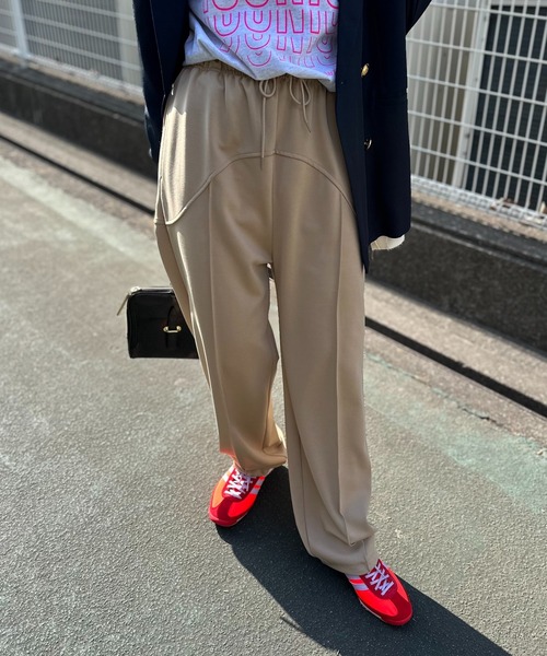 mi via loca（ミヴィアロカ）の「【2WAY！】センターシーム 切り替え ストレッチ イージーパンツ（その他パンツ・レディース・レッド/ベージュ/ライム/ブラック・FREE）」の2枚目の写真