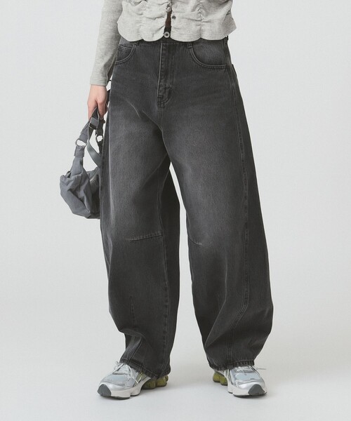 Ray BEAMS（レイビームス）の「デニム バレル パンツ（デニムパンツ・レディース・ブラック/ライトブルー・1/0）」の2枚目の写真