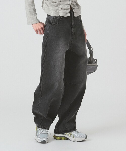 Ray BEAMS（レイビームス）の「デニム バレル パンツ（デニムパンツ・レディース・ブラック/ライトブルー・1/0）」の9枚目の写真