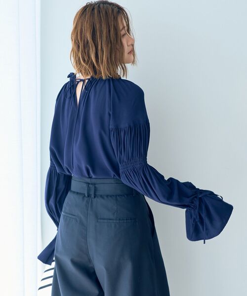 Editt by YECCA VECCA（エディットバイイェッカヴェッカ）の「2wayギャザーデザインブラウス（シャツ/ブラウス・レディース・オフホワイト/ライトグリーン/ネイビー/サックスブルー・FREE）」の3枚目の写真