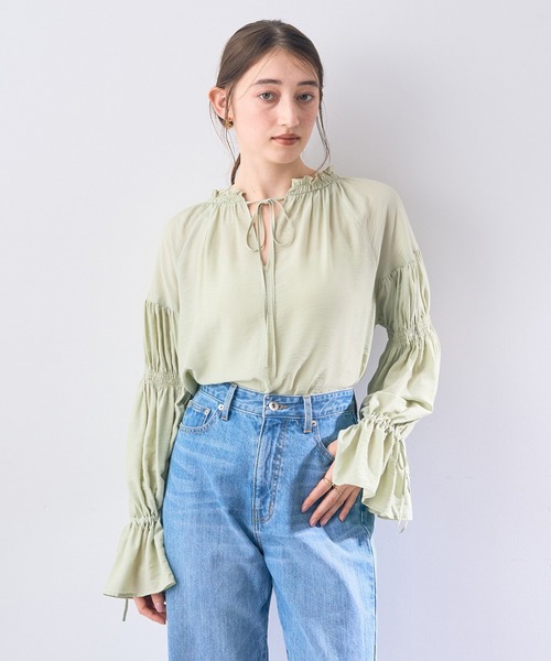 Editt by YECCA VECCA（エディットバイイェッカヴェッカ）の「2wayギャザーデザインブラウス（シャツ/ブラウス・レディース・オフホワイト/ライトグリーン/ネイビー/サックスブルー・FREE）」の2枚目の写真