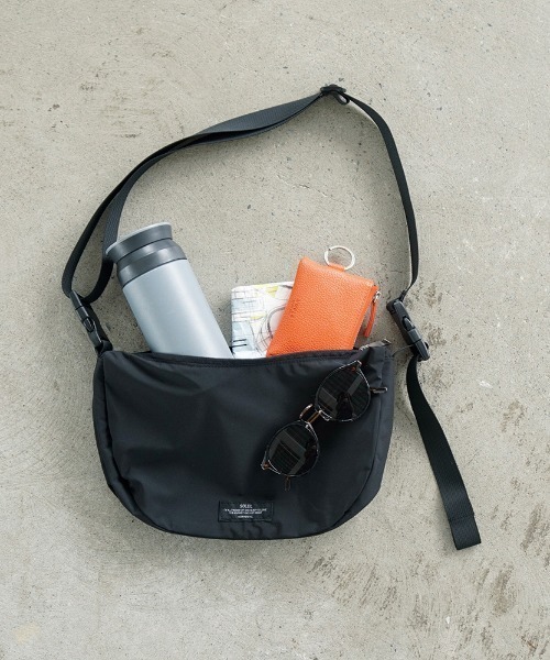 TIMELESS COMFORT（タイムレスコンフォート）の「SOLEIL(ソレイユ)ウィークエンドショルダー（ショルダーバッグ・レディース・グレイッシュベージュ/ライム/グレー/ピンク/オレンジ/ライトブルー/ブラック/レッド/マスタード/コバルトブルー・ONE SIZE）」の2枚目の写真