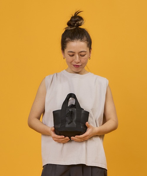 BURLAP OUTFITTER（バーラップアウトフィッター）の「LEATHER MICRO TOTE / レザー マイクロ トート（トートバッグ・メンズ・ブラック/チョコ・ONE SIZE）」の2枚目の写真