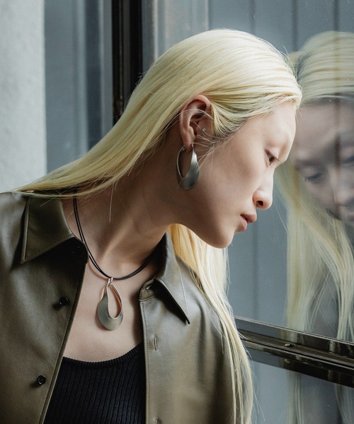 loni(ロニ)の「Letterring Leaf Plate Pierce(ピアス(両耳用)・レディース・ゴールド/シルバー・FREE)」の5枚目の写真