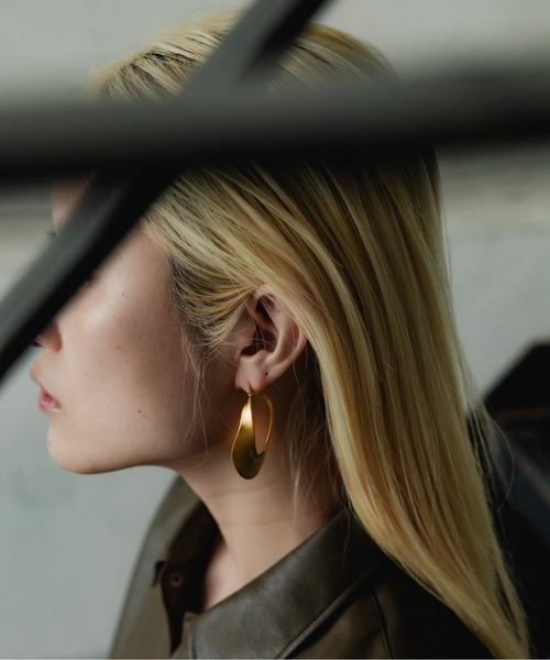 loni(ロニ)の「Letterring Leaf Plate Pierce(ピアス(両耳用)・レディース・ゴールド/シルバー・FREE)」の8枚目の写真