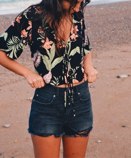 ROXY（ロキシー）の「PINK SUNSET/ロキシーボタニカル柄半袖トップス（シャツ/ブラウス・レディース・ホワイト×ブラック・MEDIUM/SMALL）」の2枚目の写真