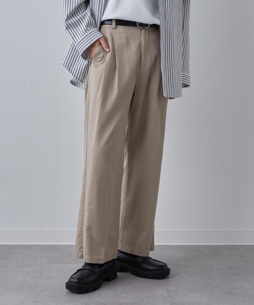 COLONY 2139(コロニートゥーワンスリーナイン)の「綿レーヨン2タックワイドチノパンツ(チノパンツ・メンズ・ブラック/グレイッシュベージュ・MEDIUM/LARGE)」の1枚目の写真