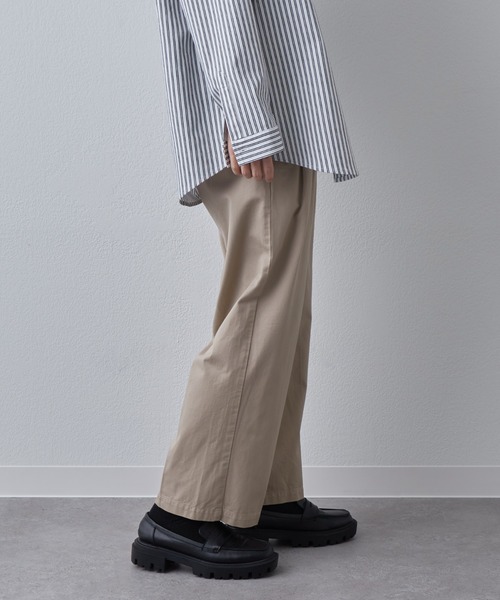 COLONY 2139(コロニートゥーワンスリーナイン)の「綿レーヨン2タックワイドチノパンツ(チノパンツ・メンズ・ブラック/グレイッシュベージュ・MEDIUM/LARGE)」の10枚目の写真