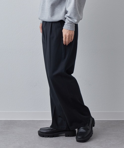 COLONY 2139(コロニートゥーワンスリーナイン)の「綿レーヨン2タックワイドチノパンツ(チノパンツ・メンズ・ブラック/グレイッシュベージュ・MEDIUM/LARGE)」の4枚目の写真