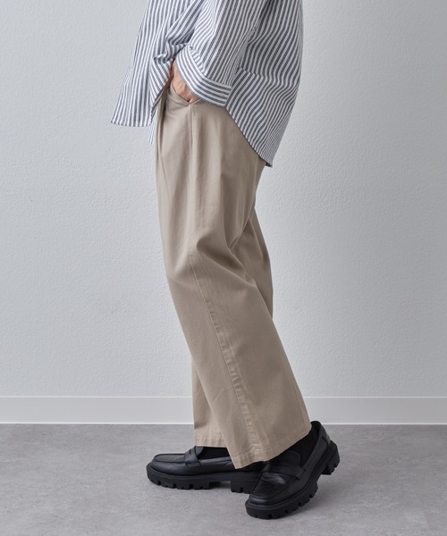 COLONY 2139(コロニートゥーワンスリーナイン)の「綿レーヨン2タックワイドチノパンツ(チノパンツ・メンズ・ブラック/グレイッシュベージュ・MEDIUM/LARGE)」の8枚目の写真