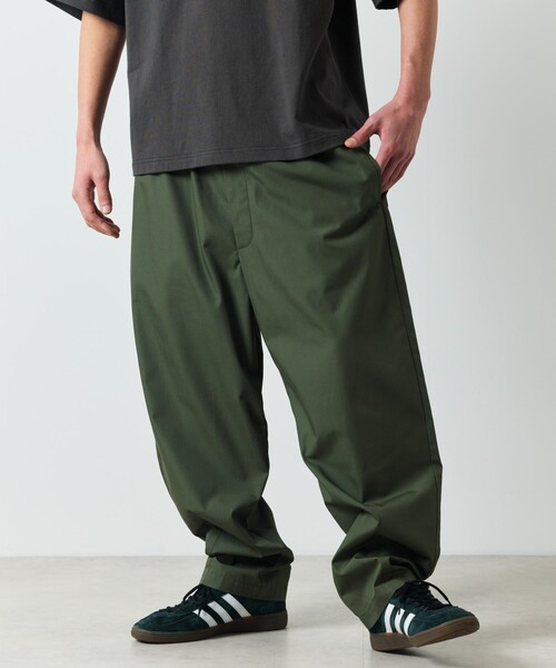 FREAK'S STORE（フリークスストア）の「限定展開 ワイドシルエット アンクルタック バレルパンツ / イージーパンツ（チノパンツ・メンズ・ブラック/チャコールグレー/ネイビー/ベージュ/オリーブ・SMALL/LARGE/MEDIUM）」の18枚目の写真