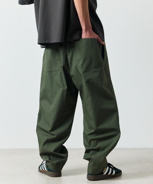 FREAK'S STORE（フリークスストア）の「限定展開 ワイドシルエット アンクルタック バレルパンツ / イージーパンツ（チノパンツ・メンズ・ブラック/チャコールグレー/ネイビー/ベージュ/オリーブ・SMALL/LARGE/MEDIUM）」の21枚目の写真