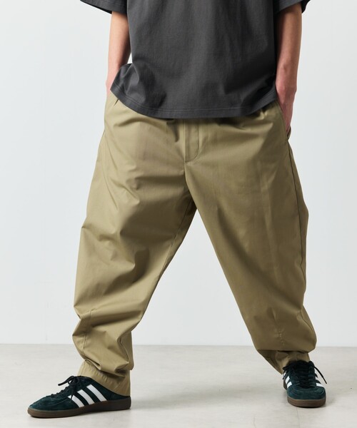 FREAK'S STORE（フリークスストア）の「限定展開 ワイドシルエット アンクルタック バレルパンツ / イージーパンツ（チノパンツ・メンズ・ブラック/チャコールグレー/ネイビー/ベージュ/オリーブ・SMALL/LARGE/MEDIUM）」の22枚目の写真