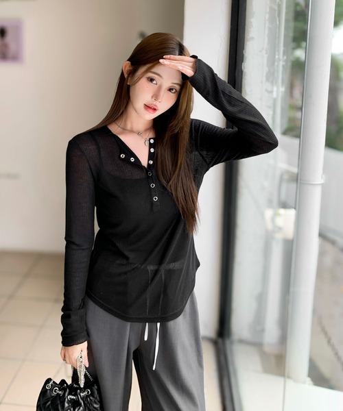 by LEGNA(バイレグナ)の「シアー ラウンドヘム ヘンリーネックトップス(Tシャツ/カットソー・レディース・ホワイト/ブラック/グレイッシュベージュ/グレー・FREE)」の5枚目の写真