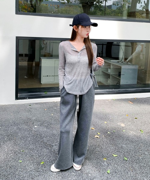 by LEGNA(バイレグナ)の「シアー ラウンドヘム ヘンリーネックトップス(Tシャツ/カットソー・レディース・ホワイト/ブラック/グレイッシュベージュ/グレー・FREE)」の18枚目の写真