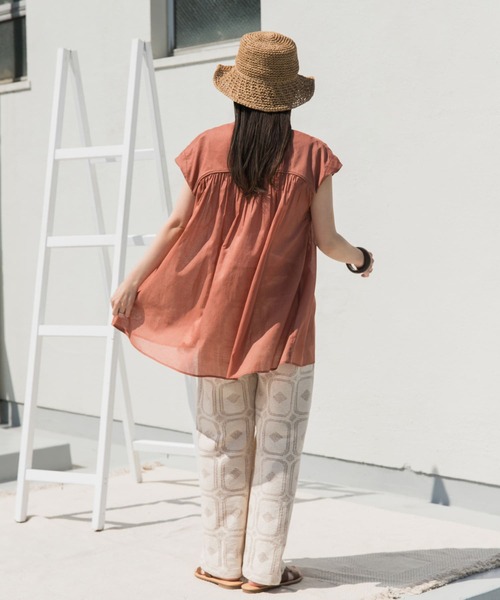 URBAN RESEARCH DOORS（アーバンリサーチドアーズ）の「『UR TECH』ボイルギャザーフレンチブラウス（シャツ/ブラウス・レディース・ロイヤルブルー/オレンジ系その他/ブラック・MEDIUM）」の11枚目の写真