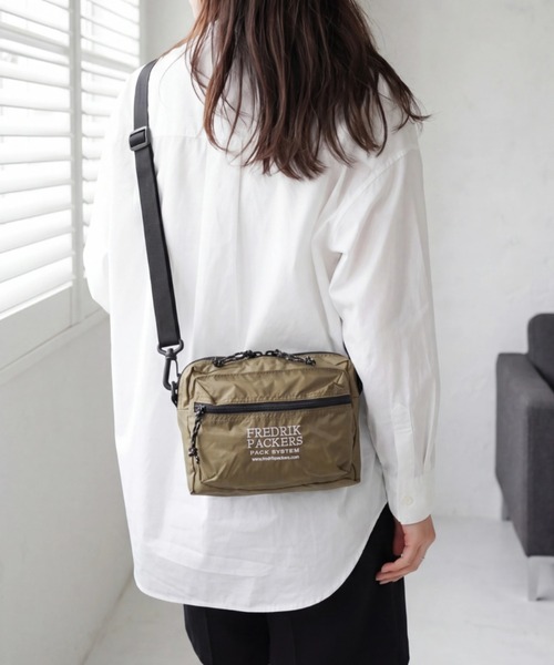 FREDRIK PACKERS(フレドリックパッカーズ)の「【FREDRIK PACKERS】ACCORD SHOULDER BAG <S> アコード ショルダーバッグ Sサイズ(ショルダーバッグ・レディース・ブラック/ベージュ・SMALL)」の1枚目の写真