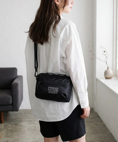 FREDRIK PACKERS(フレドリックパッカーズ)の「【FREDRIK PACKERS】ACCORD SHOULDER BAG <S> アコード ショルダーバッグ Sサイズ(ショルダーバッグ・レディース・ブラック/ベージュ・SMALL)」の2枚目の写真