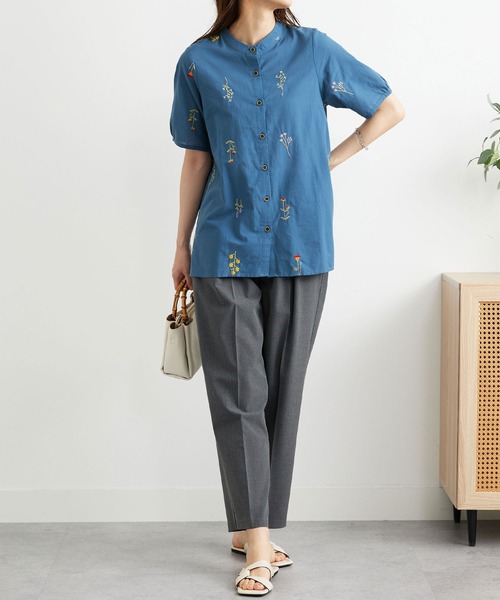 BELLUNA PLUS（ベルーナ）の「花柄刺しゅうデザインチュニック（チュニック・レディース・ブルー・MEDIUM/LARGE/X-LARGE）」の2枚目の写真