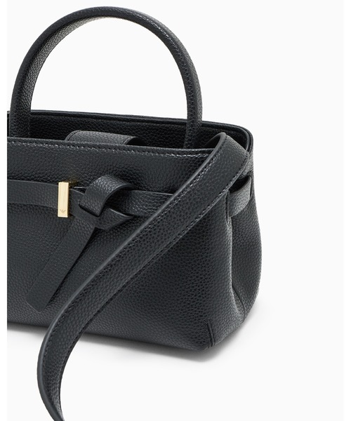 EMPORIO ARMANI(エンポリオアルマーニ)の「【エンポリオ アルマーニ】ミニバッグ パテント仕上げ ノットディテール(ショルダーバッグ・レディース・ブラック/ブラウン・FREE)」の6枚目の写真