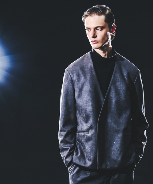 5351 POUR LES HOMMES（ゴーサンゴーイチプールオム）の「【セットアップ対応】ストレッチ スエード ノーカラージャケット（ノーカラージャケット・メンズ・チャコールグレー/ブラック・46/44/50/48）」の11枚目の写真