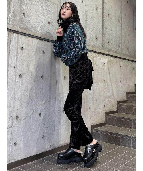 MURUA(ムルーア)の「スカートレイヤードシャーリングベロアパンツ(その他パンツ・レディース・ブラウン/ブラック・2/1)」の4枚目の写真