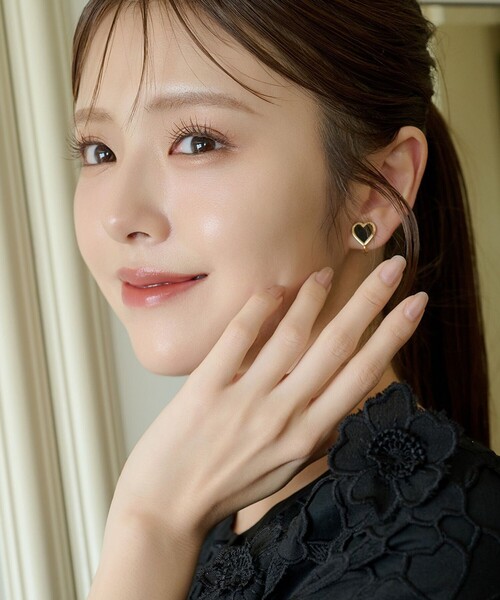 TOCCA(トッカ)の「WITH HEART EARRINGS イヤリング(イヤリング・レディース・ブラック系/ホワイト系・F)」の2枚目の写真