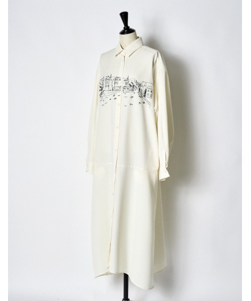 RUMCHE（ラムシェ）の「Landscape Embroidery Dress / ランドスケープエンブロイダリードレス（シャツワンピース・レディース・ブラック/オフホワイト/ブルー・FREE）」の5枚目の写真