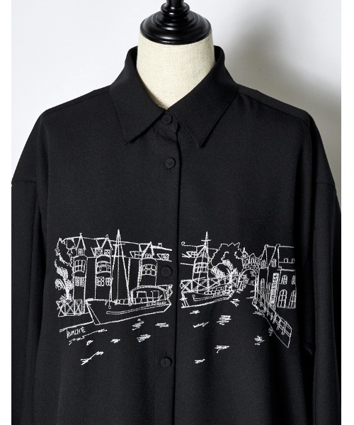 RUMCHE（ラムシェ）の「Landscape Embroidery Dress / ランドスケープエンブロイダリードレス（シャツワンピース・レディース・ブラック/オフホワイト/ブルー・FREE）」の13枚目の写真